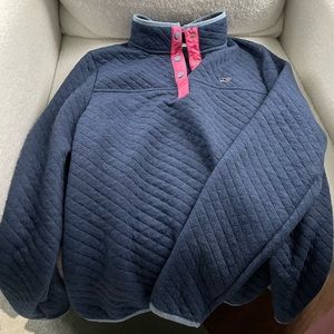 Vineyard vines quilted popover in blue with pink contrast trim